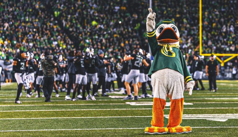 AP Top 25: Oregon remains No. 1; Ohio State, Miami, Clemson take plunge