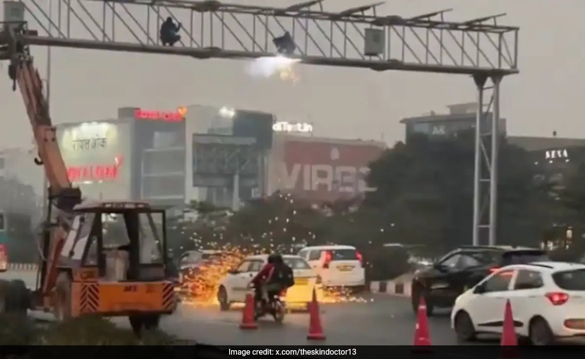 Sparks From Construction On Gurugram Highway Fall On Vehicles, Cops Respond