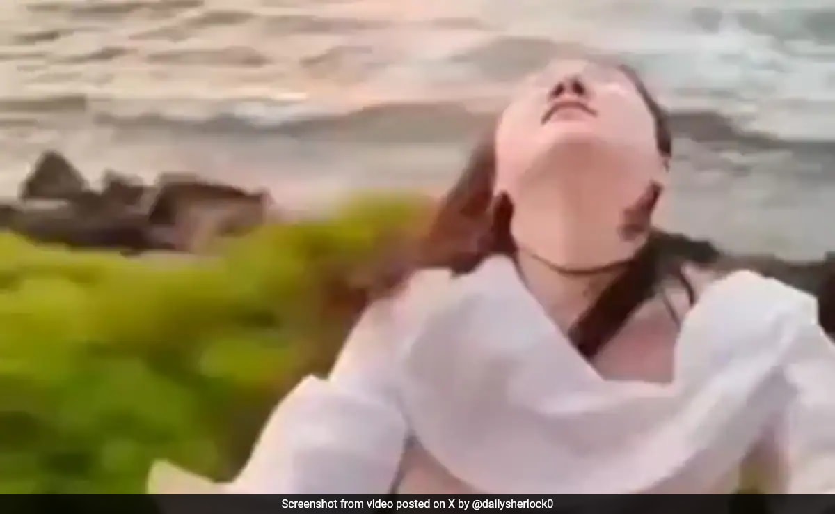 Chinese Tourist In Sri Lanka Falls From Moving Train While Posing For Selfie