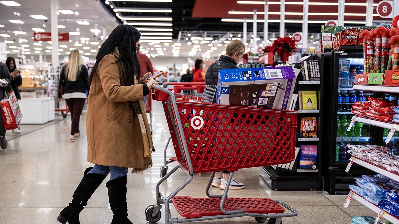 Times that popular stores will offer shopping on Christmas Eve