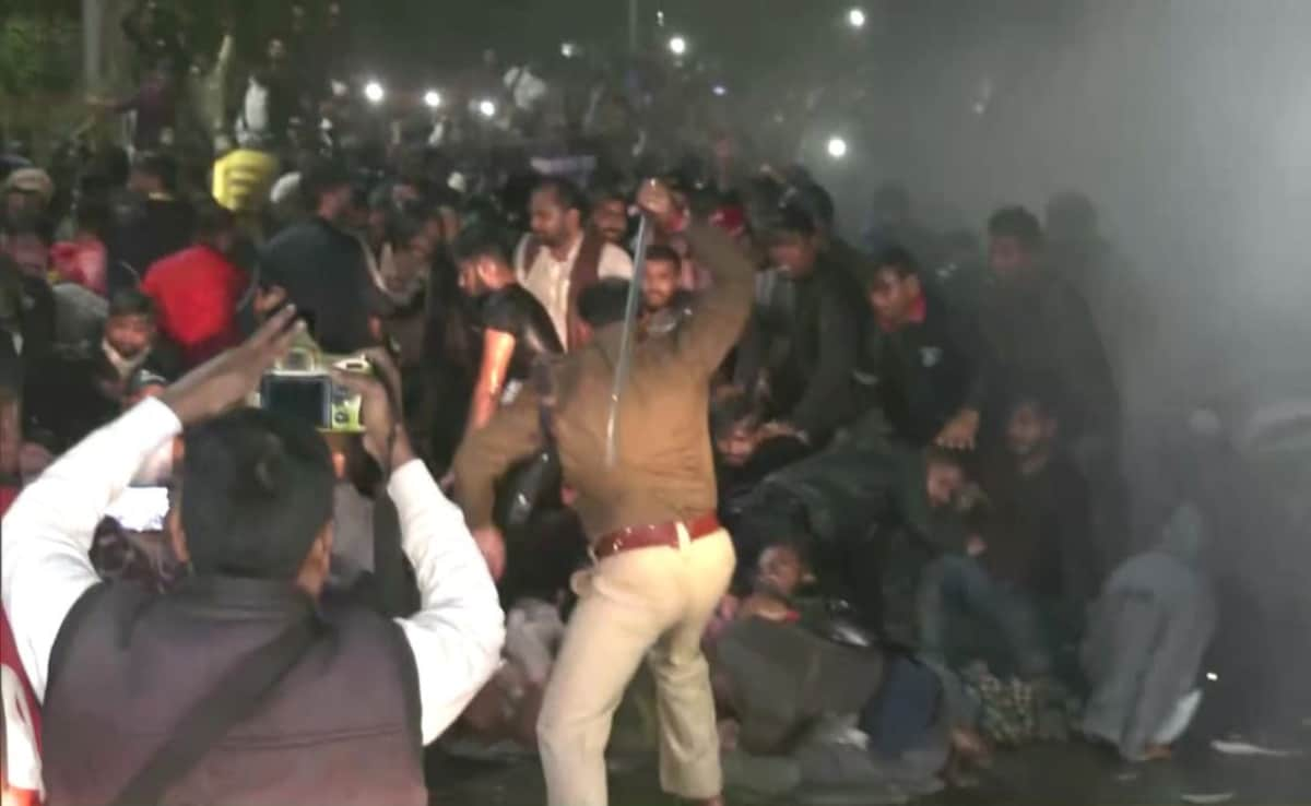 Police Lathi Charge, Use Water Cannons On Students Demanding Bihar Public Service Re-Exam