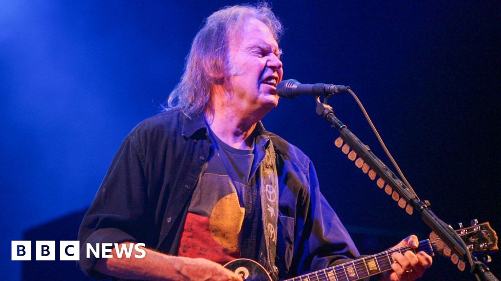 Neil Young pulls out of Glastonbury Festival