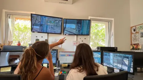 BBC/António Fernandes Monitoring the lynxes at the Silves clinic