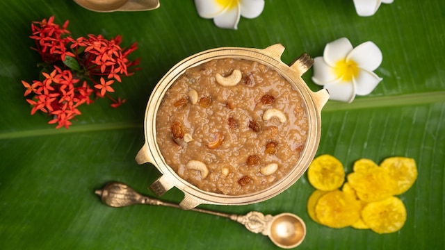 Payasam | This sweet rice pudding is prepared with freshly harvested grains. It is one of the most important dishes as it is offered to the gods as prasadam. It is made with jaggery, rice, coconut and ghee as the prime ingredient. (Image: Shutterstock)