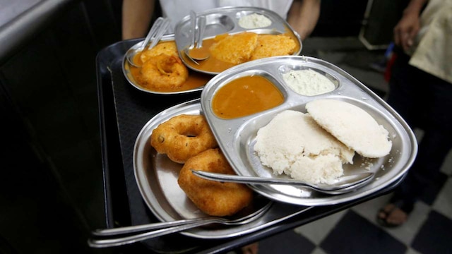 6. Medu Vada | A highly popular South Indian dish, this is often consumed as a morning or evening snack during the Pongal celebrations and is made through the combination of various dals. It is best served with sambhar and coconut chutney.