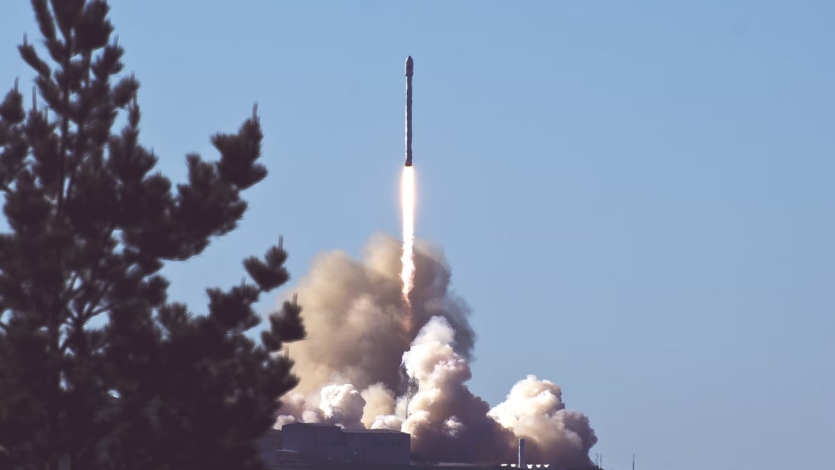 Shenzhou-15 Spacecraft Debris Burns Over Los Angeles During Uncontrolled Reentry