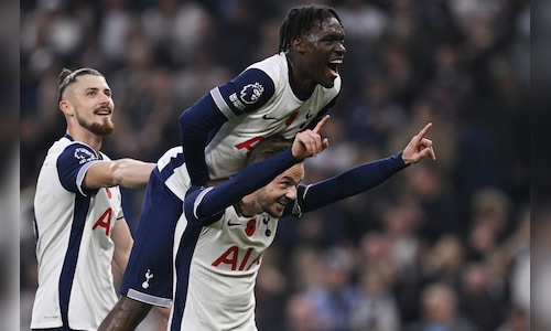 Tottenham form unacceptable, says coach after Arsenal drubbing