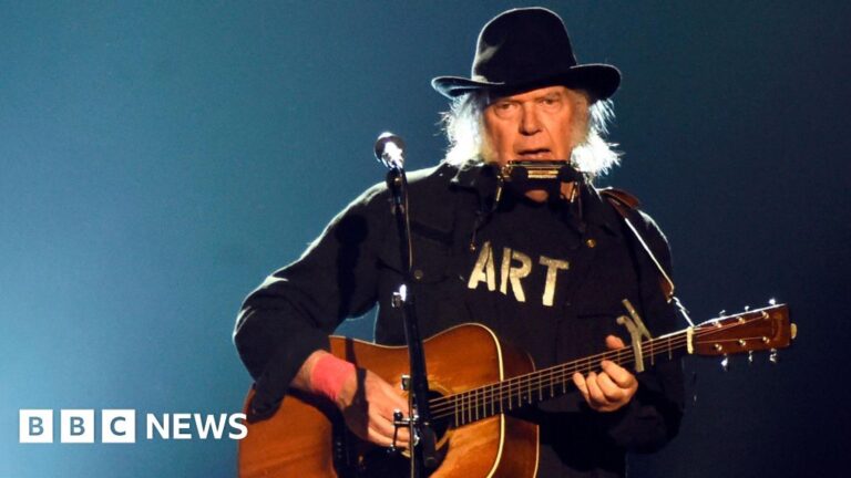 Neil Young reverses Glastonbury Festival ‘boycott’