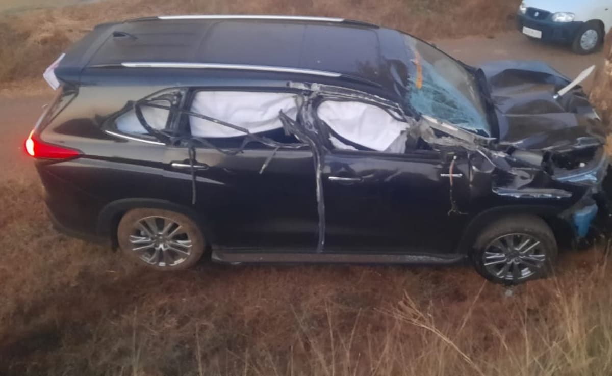 Karnataka Minister’s Toyota Innova Crashes Into Tree, Was Avoiding Dog