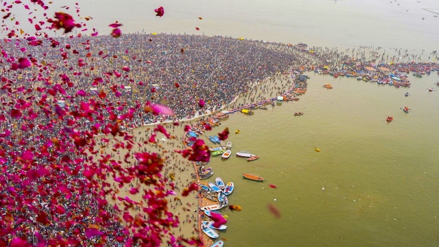 Mahakumbh 2025 Live: Braving biting cold, devotees gather at Triveni Sangam to take holy dip