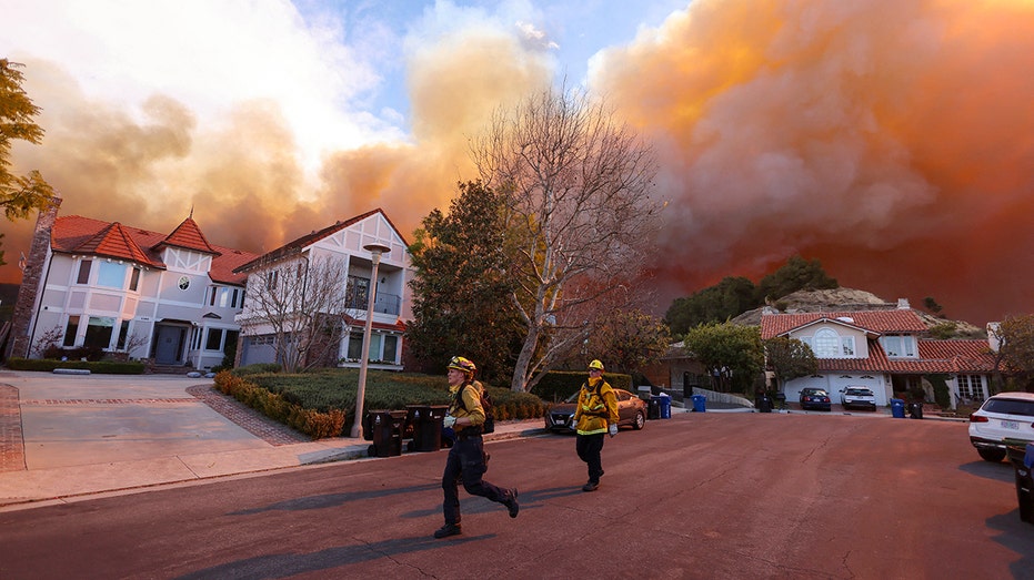 Homes face California wildfire