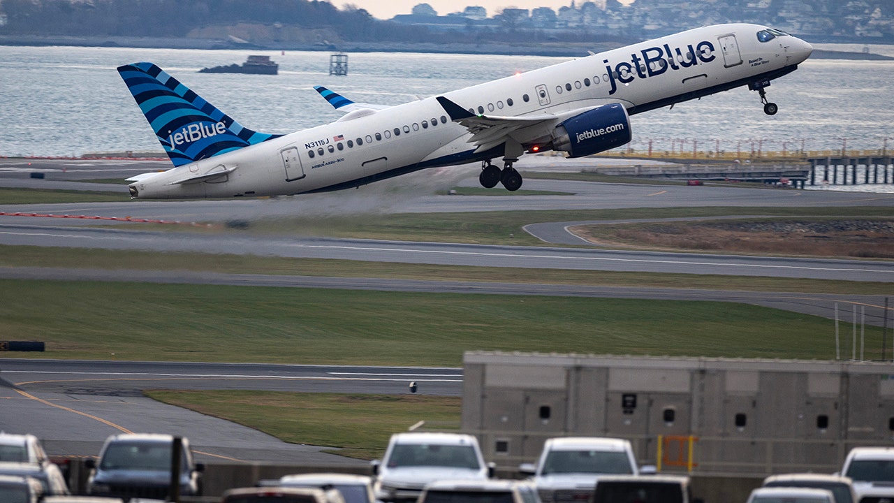 Cops called on JetBlue passenger after he opened emergency door