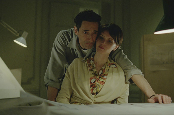 Laszlo Toth (Adrien Brody) and his wife Erzsebet (Felicity Jones) in The Brutalist. 