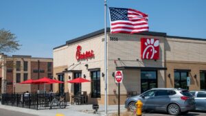 Chick-fil-A’s lemon-squeezing automation cuts over 10,000 hours per day: report