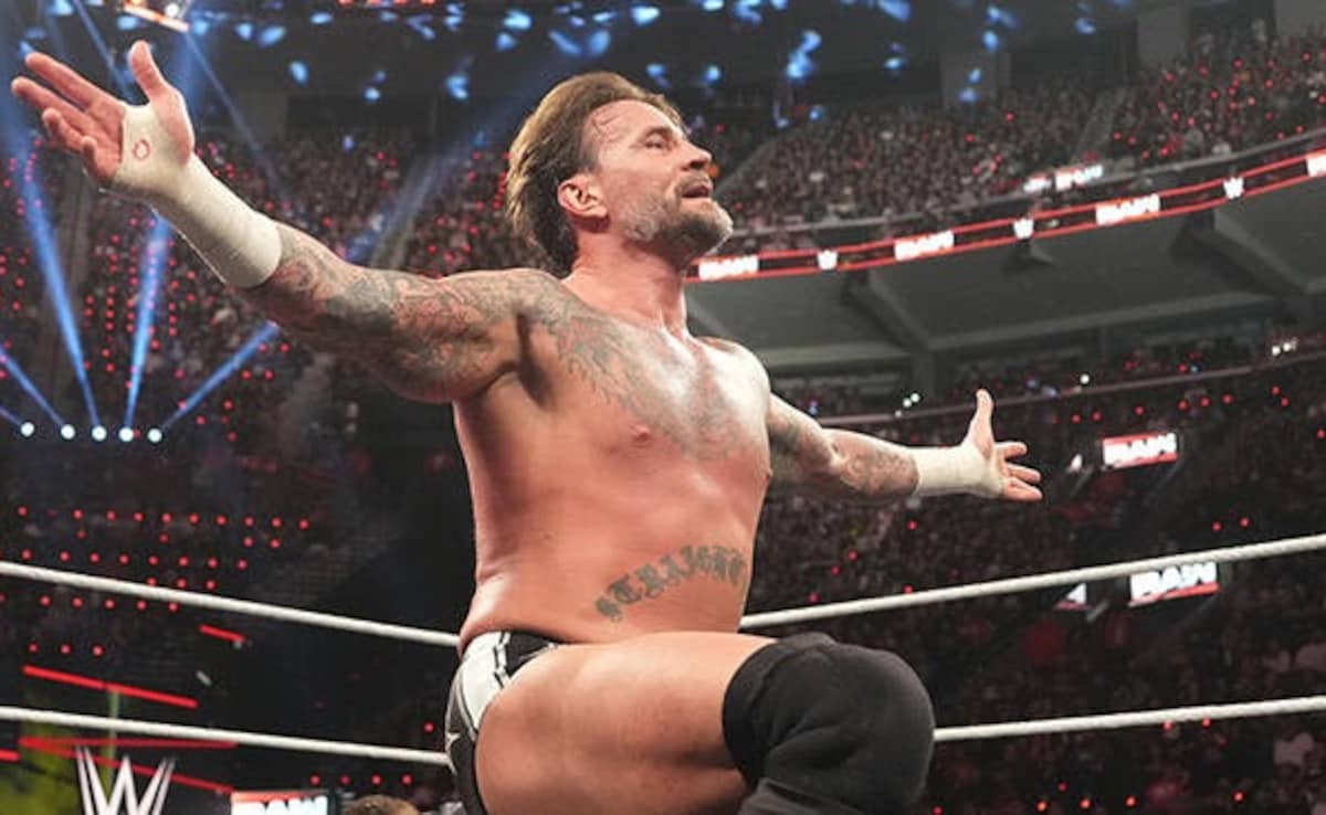 Hollywood Meets WWE – Golden Globe Winner Fanboys Over CM Punk. Watch