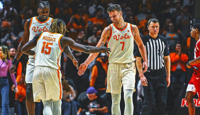 AP Top 25: Unbeaten Tennessee tightens grip on No. 1 in men’s poll